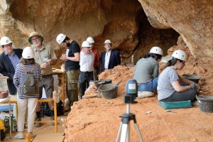 Juan Manuel Bonet, Director del Instituto Cervantes visita los yacimientos de la sierra de Atapuerca