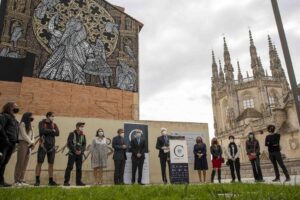 El dúo francés MonkeyBird trabaja en un mural monumental en el que homenajea a la Catedral de Burgos por su VIII Centenario