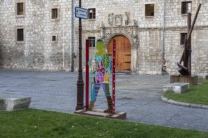 39 siluetas de peregrinos viajan a sus ubicaciones para señalizar el Camino de Santiago en Burgos