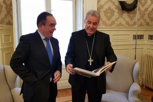 El Director General de Cajaviva Caja Rural Ramón Sobremonte, hace entrega del libro “Una Catedral Viva” a D. Mario Iceta, Arzobispo de Burgos