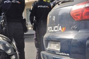 Agentes de la Policía Local de Burgos, en colaboración con efectivos de la Policía Nacional, han detenido a un varón por amenazar con una navaja a unos transeúntes en la calle San Lesmes
