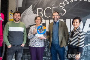 Burgos Acoge obsequia a la Fundación BCF con una rosa de los vientos como reconocimiento a su apoyo y colaboración durante el pasado año