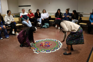 Maestras Mayas comparten su experiencia formativa con estudiantes de Educación Social
