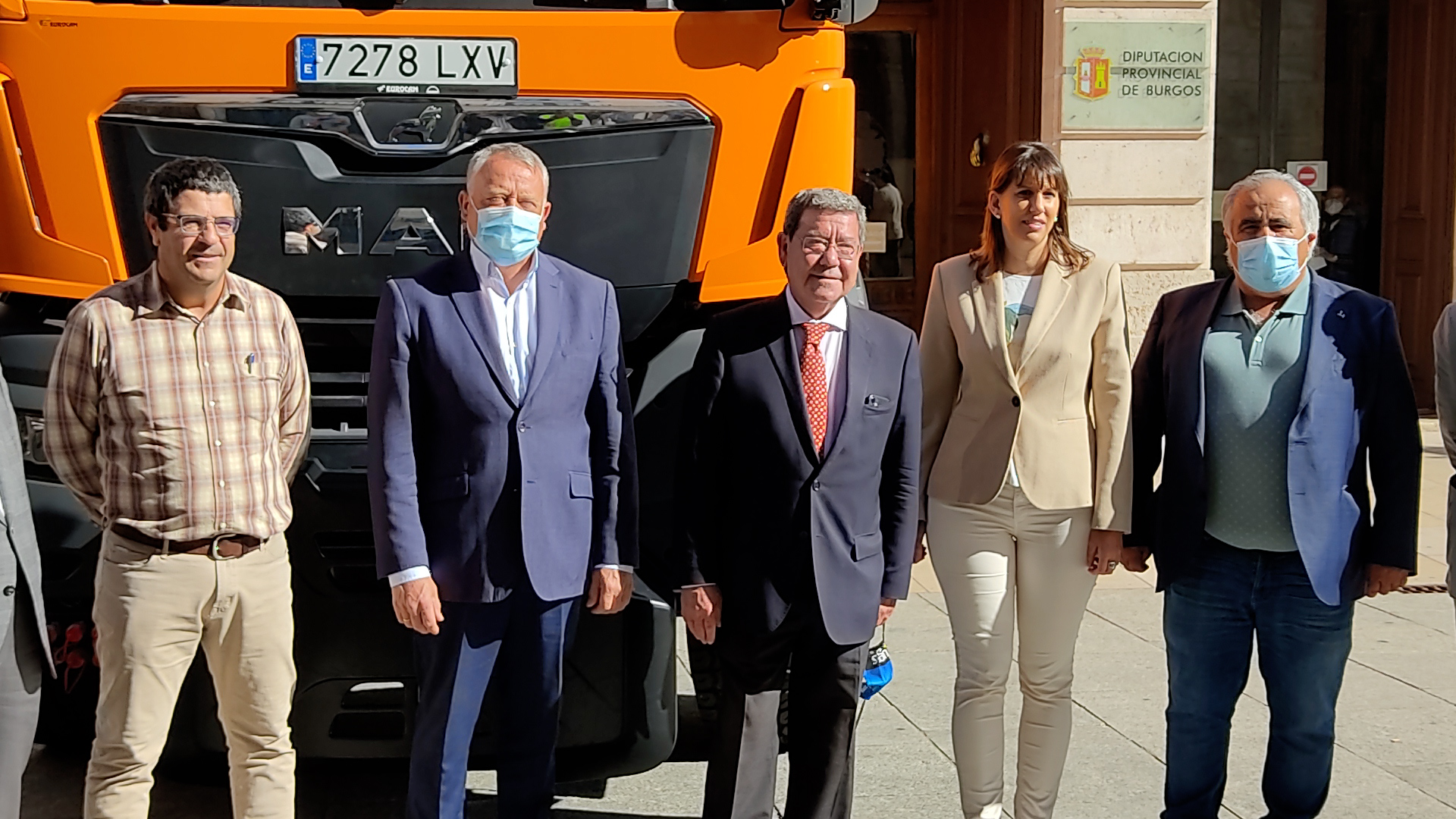 Diputación de Burgos entrega dos camiones volquete al Servicio de Obras y Vías