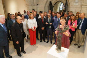 El presidente de la Junta de Castilla y León inaugura la exposición del escultor Venancio Blanco en la Catedral de Burgos