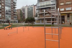 El Ayuntamiento instala un nuevo parque de Calistenia en la Plaza Roma de Gamonal