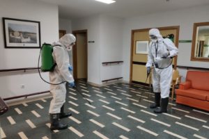 Los Bomberos realizan labores de desinfección en las residencias de mayores