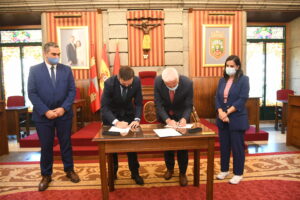 Los alcaldes de Burgos y Logroño, Daniel de la Rosa y Pablo Hermoso de Mendoza, firman un Convenio Marco de Colaboración sobre Promoción Turística entre ambas ciudades