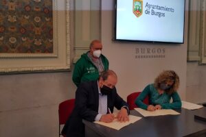 La concejala de Sanidad, Blanca Carpintero, ha firmado hoy dos convenios de colaboración con las asociaciones ALCER Burgos y ELACyL