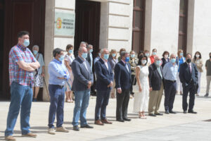 La Diputación Provincial de Burgos se concentra en la fachada principal en un emotivo silencio