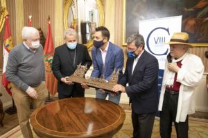 La Fundación VIII Centenario de la Catedral. Burgos 2021 entregará esculturas conmemorativas a las instituciones que colaboraron en la organización de La Vuelta