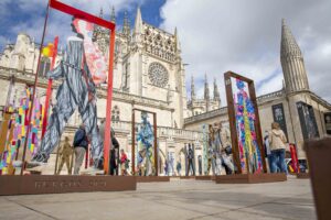 41 artistas muestran delante de la Catedral de Burgos los peregrinos que señalizarán la Ruta Jacobea