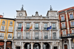 El PP exige el cumplimiento del acuerdo plenario para que la bandera de España luzca en la balaustrada de la Casa Consistorial el día de la Constitución
