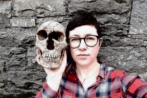 La investigadora y conocida escritora científica británica Rebecca Wragg Sykes elige el MEH para presentar su libro ‘Neandertales’ en España