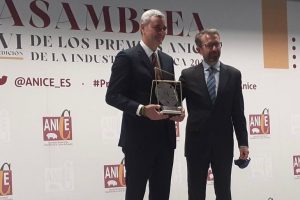 El profesor David Rodríguez Lázaro, galardonado por el sector cárnico español