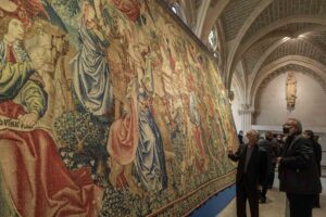 La Catedral de Burgos muestra sus mejores cantorales y dos tapices ﬂamencos restaurados en la exposición ‘El arte del detalle’