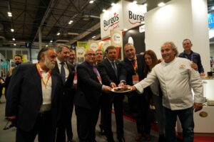 El ministro Luis Planas alienta a IGP Morcilla de Burgos en su visita al stand de Burgos Alimenta en Salón Gourmets