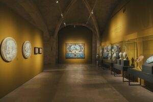 La Catedral de Burgos exhibe su colección de Quijotes junto a medio centenar de piezas de artes decorativas, pinturas y esculturas