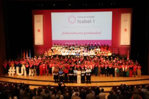 La Universidad Isabel I, en su décimo aniversario, congrega a más de 1.000 personas en el Fórum Evolución para la Graduación de la Promoción 21-22