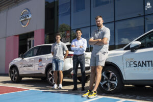 Grupo de Santiago entrega tres vehículos al primer equipo