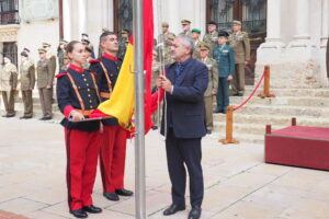 Celebración del tradicional Izado de Bandera en la plaza de Alonso Martínez de Burgos