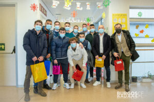 La primera plantilla del Burgos CF dibuja una entrañable visita navideña al Aula Hospitalaria del HUBU