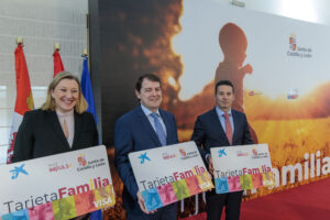 Mañueco anuncia una ayuda económica de hasta 2.500 euros por hijo nacido o adoptado desde el 1 de enero de este año