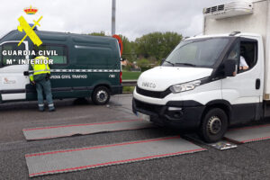 La Guardia Civil denuncia 31 vehículos ligeros de transporte de mercancías por exceso de peso