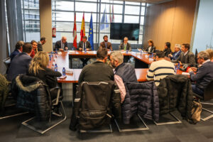La Junta reúne la Mesa de la Automoción de Castilla y León y blinda su apoyo ante la situación que atraviesa el sector, capital para la región