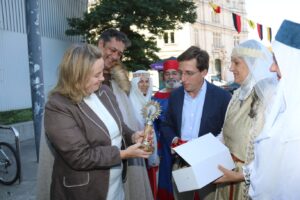La alcaldesa de Burgos Cristina Ayala y el alcalde de Madrid José Luis Martínez-Almeida firman convenio de colaboración
